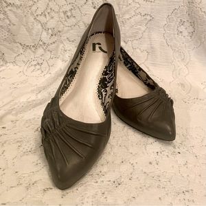 Elegant Report Pointy Toe Grey Flats Size 9✨